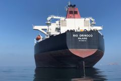 Tvrdý dopad embarga. Na moři se hromadí tankery s venezuelskou ropou, do USA nemohou
