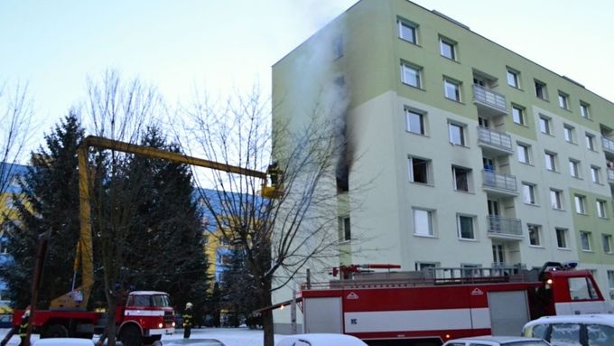 V jednom z bytů šestipatrového panelového domu v Semilech hořelo. Hasiči evakuovali 25 lidí.