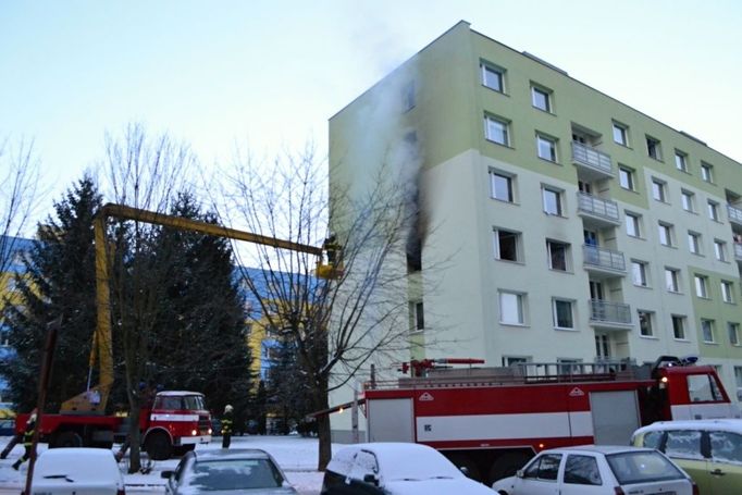 V jednom z bytů šestipatrového panelového domu v Semilech hořelo. Hasiči evakuovali 25 lidí.