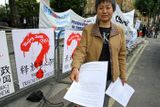 Demonstrace. Ve stejnou dobu stále v centru Londýna (u parlamentu) demonstrovala paní Ze Xia (na snímku) mj. i formou otevřeného dopisu za dodržování lidských práv v Číně během návštěvy v Pekingu. Pod dopis směřovaný přímo britskému premiérovi Gordonu Brownovi se podepsalo již mnoho zastánců lidských práv. Společně žádají, aby navštívil čínské vězně nebo alespoň jejich rodiny. "Čínský národ bude vděčný, pokud se postavíte na jejich stranu a pomůžete tak ukončit tyranský komunistický režim v Číně."