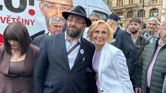 Předseda Stačilo! Daniel Sterzik společně s předsedkyní KSČM Kateřinou Konečnou na předvolební akci v Praze 13. září 2025.