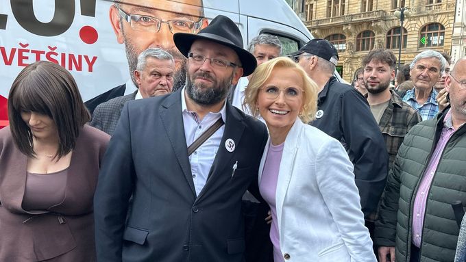 Aktuálně.cz zachytilo dotaz studenta Viktora i odpověď předsedkyně KSČM Kateřiny Konečné k Rusku na mítinku v Praze.