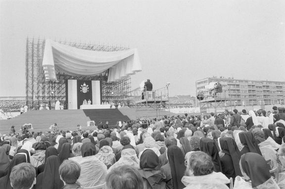 Mše papeže Jana Pavla II. v Praze na Letenské pláni (21. 4. 1990)