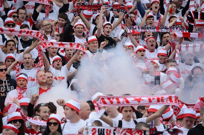 Pochod fanoušků fotbalové Slavie na 283. derby (jaro 2015)