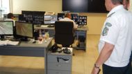 Operační centrum bulharské pohraniční policie v Elchovu. Policisté zde vyhodnocují záběry z kamer podél hranice. Pátrají po skupinách běženců.