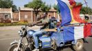 A man drives a motorbike decorated with French flags among others to show his support for the international forces in Bamako January 24, 2013. A split emerged on Thursday in the alliance of Islamist militant groups occupying northern Mali as French and African troops prepared a major ground offensive aimed at driving al Qaeda and its allies from their safe haven in the Sahara. REUTERS/Malin Palm (MALI - Tags: POLITICS CIVIL UNREST CONFLICT TRANSPORT) Published: Led. 24, 2013, 6:46 odp.