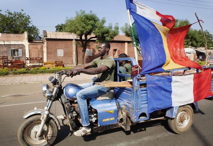 A man drives a motorbike decorated with French flags among others to show his support for the international forces in Bamako January 24, 2013. A split emerged on Thursday in the alliance of Islamist militant groups occupying northern Mali as French and African troops prepared a major ground offensive aimed at driving al Qaeda and its allies from their safe haven in the Sahara. REUTERS/Malin Palm (MALI - Tags: POLITICS CIVIL UNREST CONFLICT TRANSPORT) Published: Led. 24, 2013, 6:46 odp.