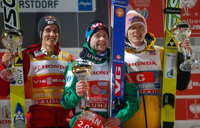 Nejlepší trojice prvního dílu Turné čtyř můstků: zleva druhý Gregor Schlierenzauer, vítězný Anders Jacobsen a třetí Severin Freund.