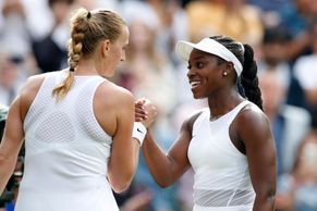 Kvitová se připletla do první zkázy favoritů. Wimbledon nadchla objevitelka vakcíny