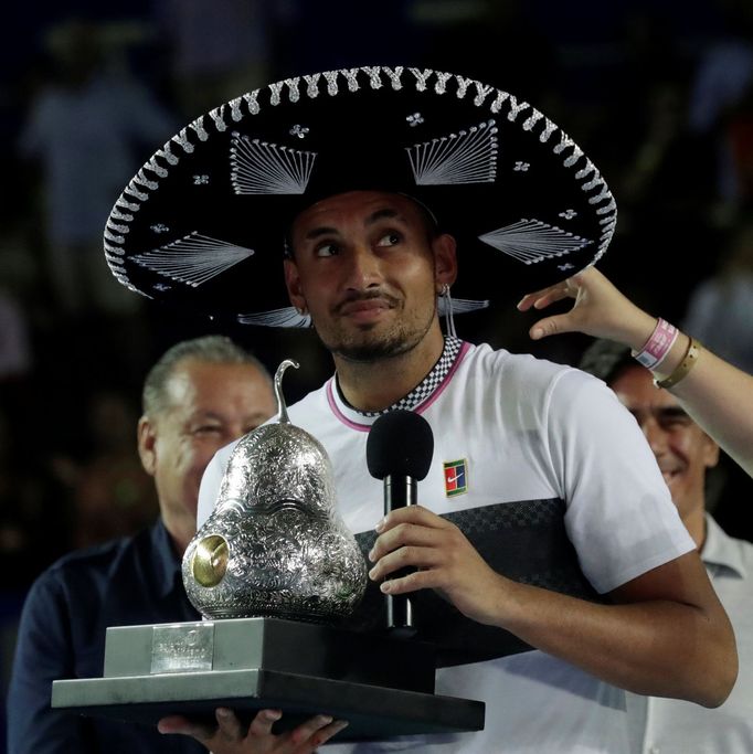 Nick Kyrgios s trofejí pro vítěze tenisového turnaje Acapulco Open.