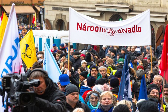 Protest studentů a odborů proti opatřením vlády Petra Fialy.