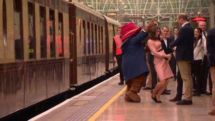 VIDEO: Vévodkyně Kate tančila na nádraží s méďou Paddingtonem