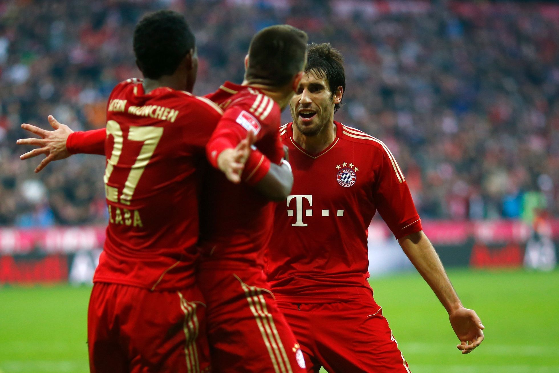 Fotbalisté Bayernu Mnichov oslavují branku Franka Ribéryho