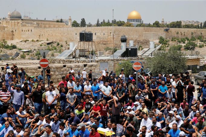 Palestinci se shromažďují na ulicích před Jeruzalémem.