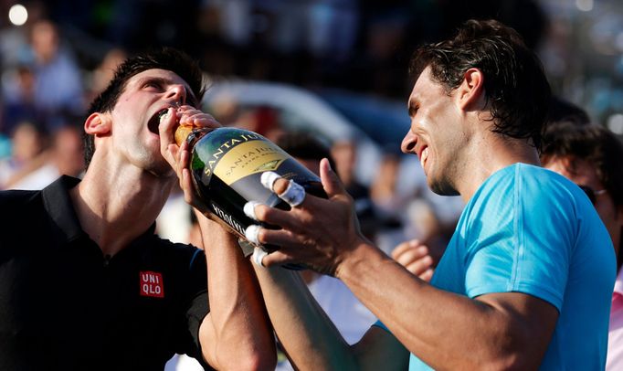 Rafael Nadal a Novak Djokovič na exhibici (2013)