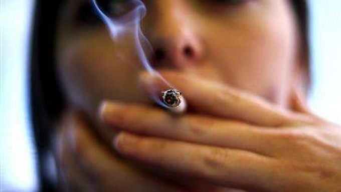 Zákaz kouření platí pro bary, restaurace a dokonce i soukromé kluby.