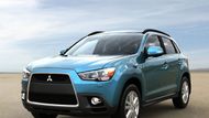 Mitsubishi ASX (2010-2018). ASX je na trhu osmým rokem. Jeho koupí získáte automobil, který se stále vyrábí a soused bude na vážkách, zda jste nekoupili zbrusu nový vůz. Během dlouhého životního cyklu automobilka nepřistoupila k žádným zásadním technickým změnám, vždy se jednalo o lehké kosmetické úpravy nebo novou výbavu reagující na vývoj a přání zákazníků.