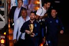 Fotbaloví mistři světa ve fotbale z Argentiny už jsou doma. Nejcennější trofej vynesl uprostřed noci z letadla samozřejmě Lionel Messi.