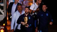 Fotbaloví mistři světa ve fotbale z Argentiny už jsou doma. Nejcennější trofej vynesl uprostřed noci z letadla samozřejmě Lionel Messi.