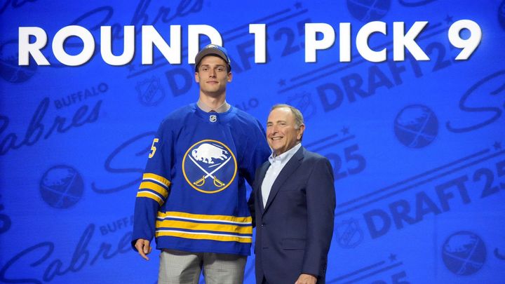 Dojemná scéna draftu NHL. Jednička posílala pozdrav do nebe, zářili i dva Češi; Zdroj foto: Reuters