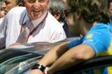 Španělský král Juan Carlos (vlevo) debatuje s Fernandnem Alonsem před startem domací velké ceny F1.