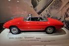 Alfu Romeo Spider zná pravděpodobně každý. Malý dvoumístný roadster nahradil právě Giuliettu Spider na předchozím snímku a s několika modernizacemi se vyráběl od roku 1966 celých 28 let. K popularitě mu pomohla i filmová role ve snímku Absolvent z roku 1967 s Dustinem Hoffmanem v hlavní roli. I na ten Alfa v muzeu vzpomíná.