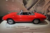 Alfu Romeo Spider zná pravděpodobně každý. Malý dvoumístný roadster nahradil právě Giuliettu Spider na předchozím snímku a s několika modernizacemi se vyráběl od roku 1966 celých 28 let. K popularitě mu pomohla i filmová role ve snímku Absolvent z roku 1967 s Dustinem Hoffmanem v hlavní roli. I na ten Alfa v muzeu vzpomíná.
