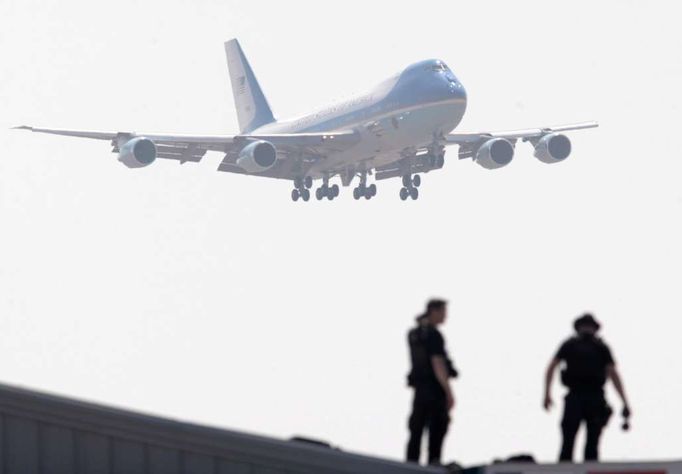 Air Force One přilétá do chilského Santiaga.