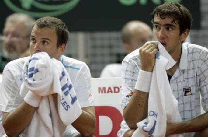 Chorvatští tenisté lovro Zovko a Marin Čilič sedí na lavičce při utkání Davis Cupu s Českou republikou.