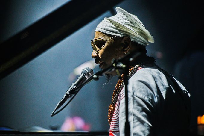 Na snímku je klavírista Omar Sosa v Sono Centru.