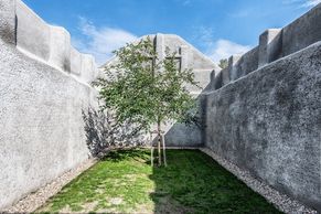 Cenu za architekturu může získat i Mašínův statek. Syrový beton připomíná osud rodiny