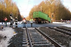 Na Prostějovsku narazil vlak do návěsu auta, nehoda se obešla bez zranění