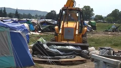 Tábor v Idomeni likvidují buldozery. Osm tisíc běženců Řekové přesouvají jinam