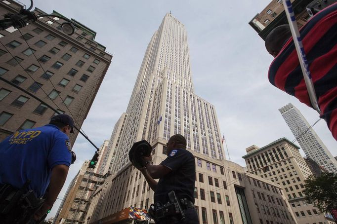 Policejní vyšetřovatelé u Empire State Building v New Yorku