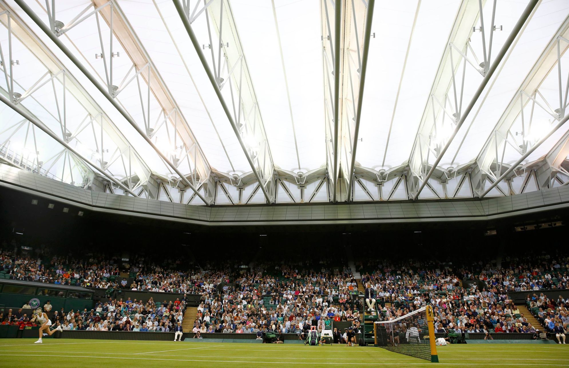 Wimbledon 2016: zatažená střecha nad centrkurtem