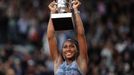 Coco Gauffová s trofejí pro vítězku French Open 2025