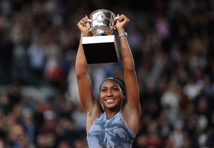 Coco Gauffová s trofejí pro vítězku French Open 2025