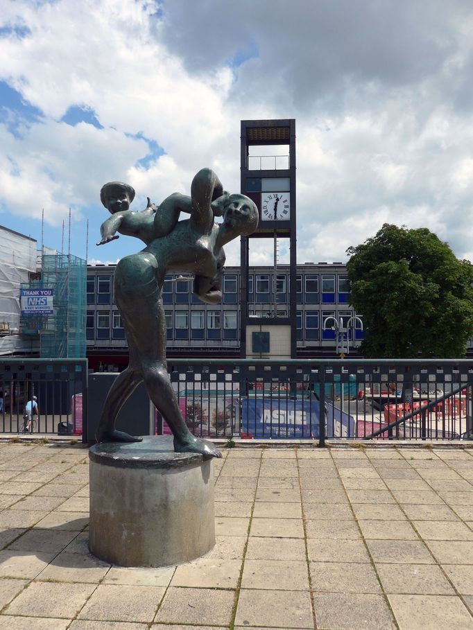 Sousoší Joyride v anglickém městečku Stevenage od Františka Bělského v roce 2020.