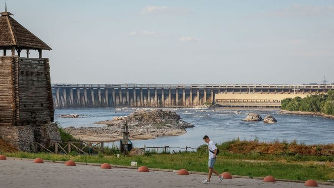 Voda v Kachovce klesla na mrtvý bod, Ukrajinci v ní našli salmonelu a další nemoci