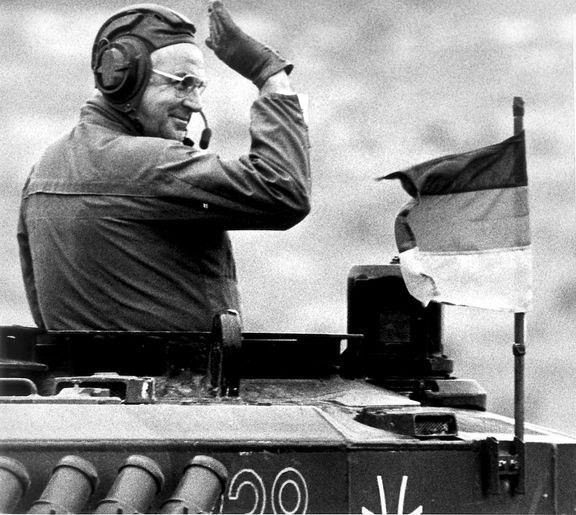Kancléř na tanku Leopard při návštěvě u německých a britských jednotek, 1986.