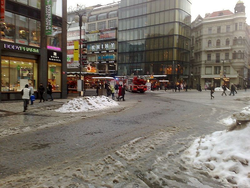 Po kalamitě přišlo oteplení. A těžký sníh padá ze střech
