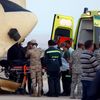 Egyptští vojáci a záchranáři nakládají do sanitky tělo jedné z obětí z havarovaného letadla.
