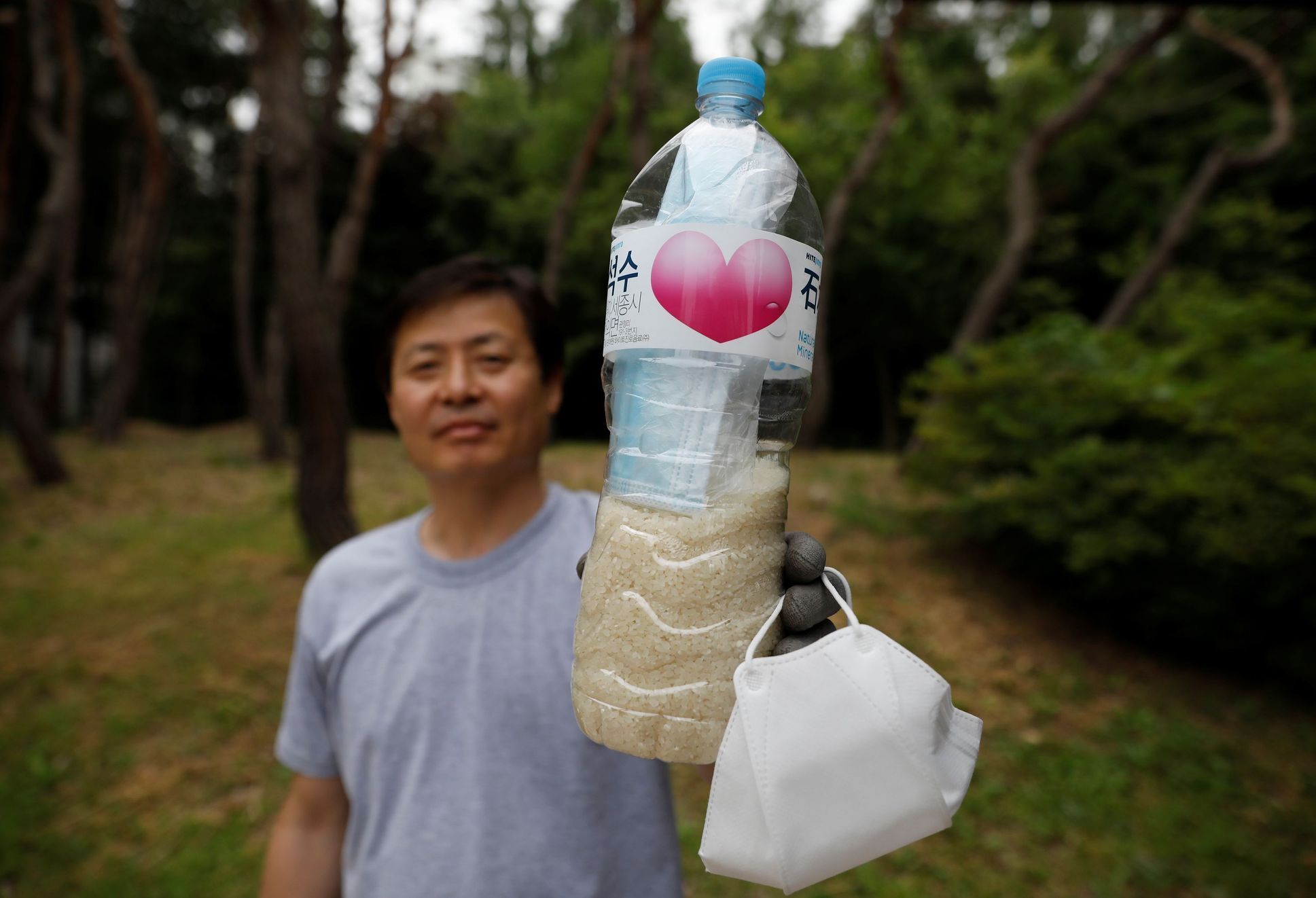 Letáky v balonech nebo schované v plastovýchj lahvích naplněných rýží. Podle bratrů