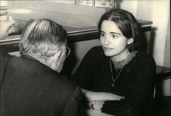 Jean-Paul Sartre s Arlette Elkaim v kavárně na Montparnassu v roce 1959.