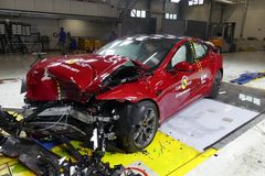 Tesla tragicky bourala, když řídil Autopilot. Má uhradit miliardové odškodné