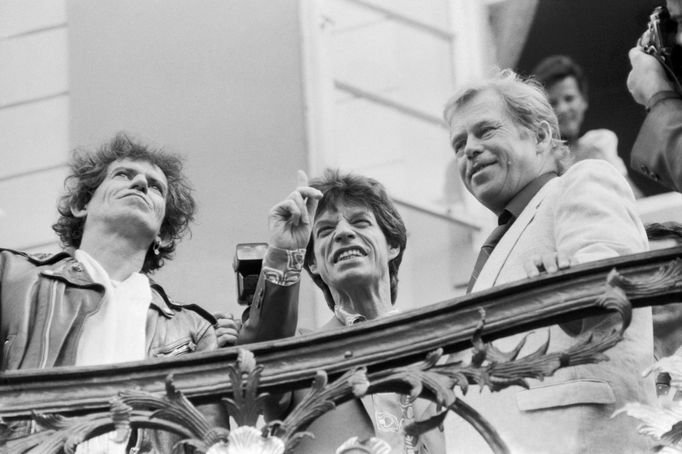 Prezident republiky Václav Havel (vpravo) a členové skupiny Rolling Stones Mick Jagger (uprostřed) a Keith Richards (vlevo) na balkóně Pražského hradu, srpen 1990.