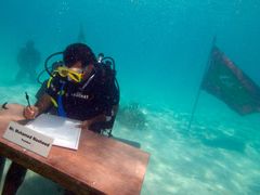Vláda potápějících se Malediv minulý týden zasedala pod vodou - chtěla upozornit na hrozbu globálního oteplování