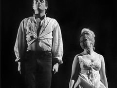 Jan Tříska jako Romeo, Marie Tomášová jako Julie. Představení Romeo a Julie se hrálo v Národním divadle mezi lety 1963 až 1967 110x