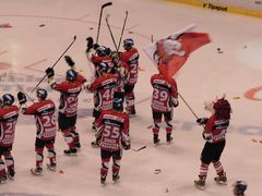 Radost pardubických hráčů po postupu do semifinále. Postup, který ještě před pár minutami nikdo nečekal...