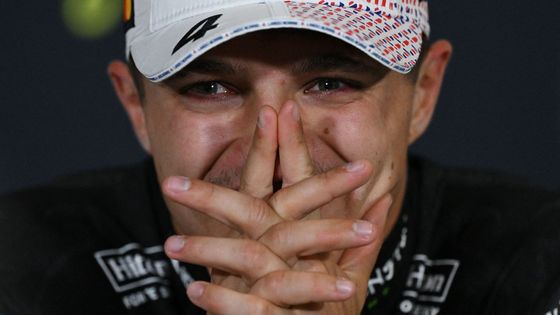 Lando Norris z McLarenu slaví triumf ve VC Británie F1 2025